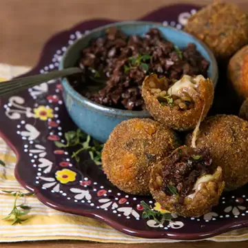 Bolinho de risoto de funghi (arancini)