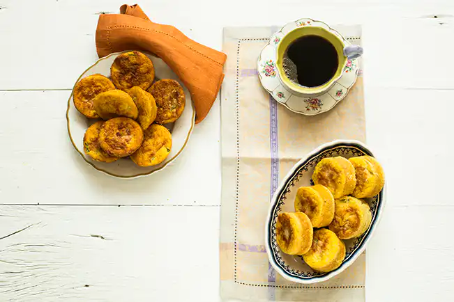 Bolinhos salgados de milho com abobrinha