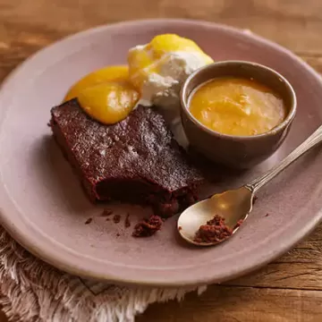 Bolo cremoso de chocolate com damasco e nozes