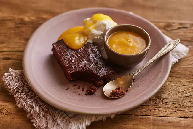 Bolo cremoso de chocolate com damasco e nozes