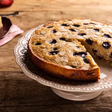 Bolo de amêndoa com coco e uva