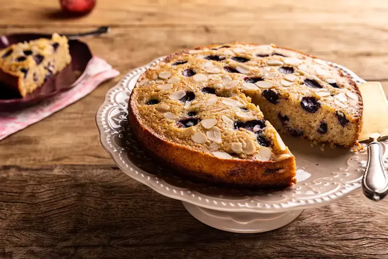 Receita de Bolo de amêndoa com coco e uva