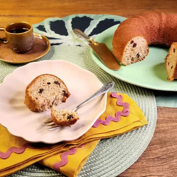 Bolo de banana com uva-passa