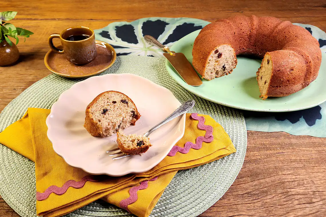 Bolo de banana com uva-passa