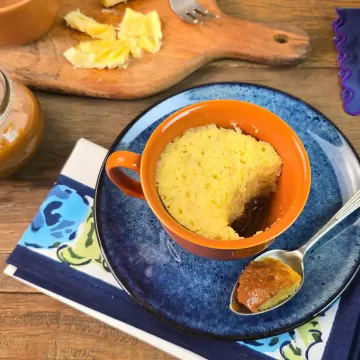 Bolo de caneca de banana com doce de leite
