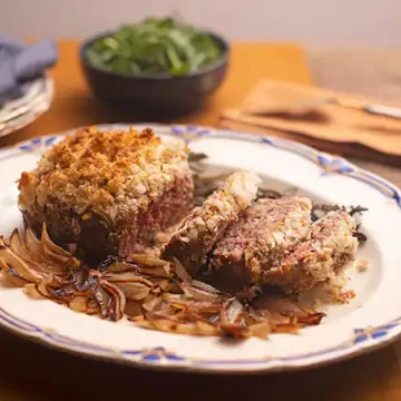 Bolo de carne e abobrinha com cebolas assadas