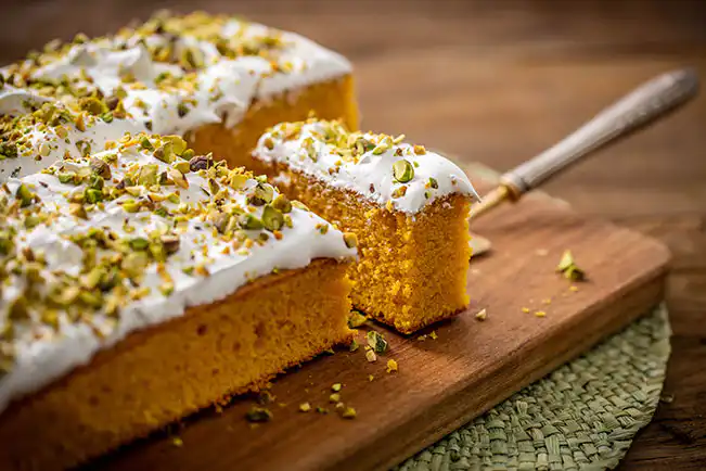Bolo de cenoura com merengue e pistache