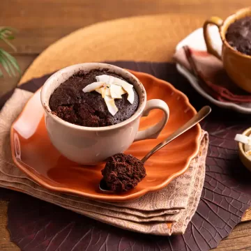 Bolo de chocolate com coco na caneca (de micro-ondas)