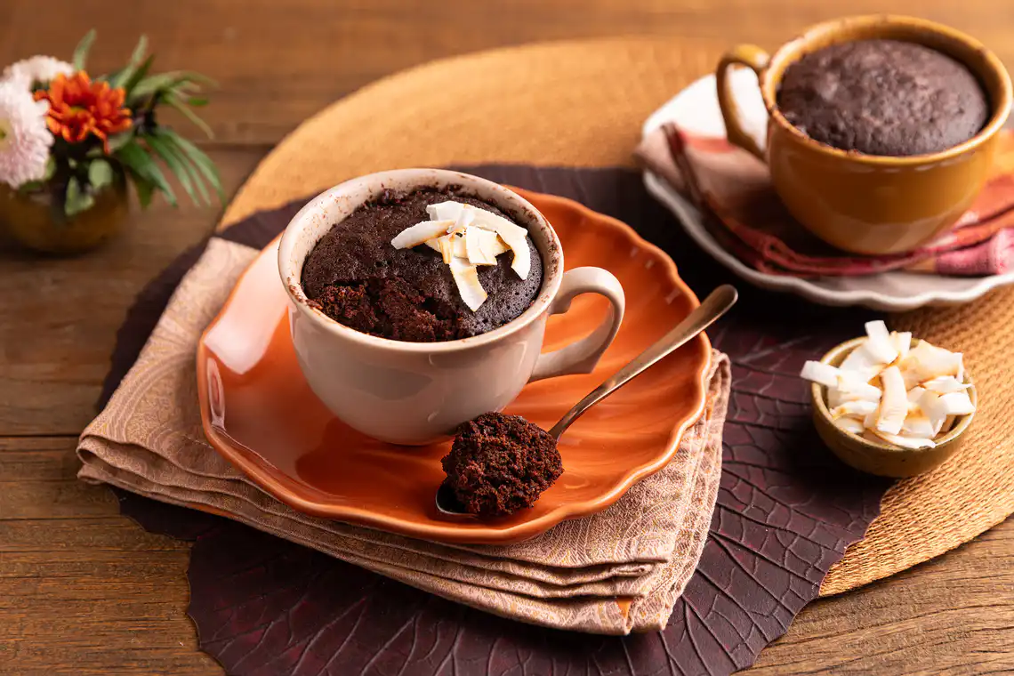 Bolo de chocolate com coco na caneca (de micro-ondas)