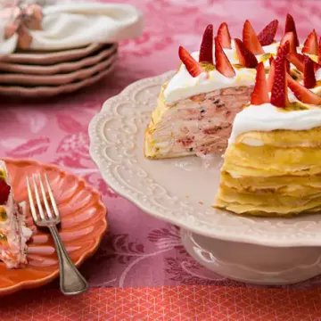 Bolo de crepe com geleia de morango e maracujá