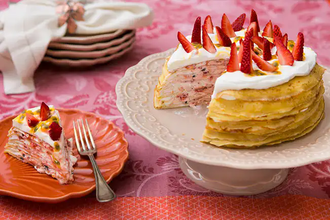 Bolo de crepe com geleia de morango e maracujá