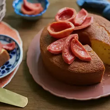 Bolo de fubá com compota de goiaba
