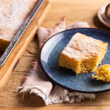 Bolo de fubá com limão e castanha-de-caju