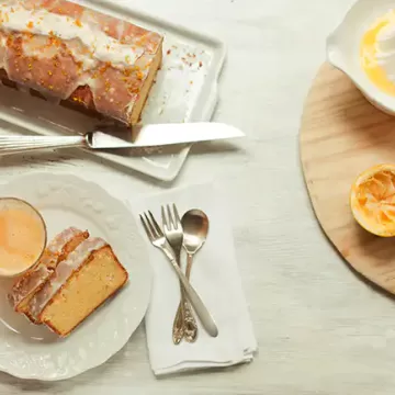 Bolo de laranja com glacê de água de flor de laranjeira