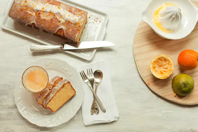 Bolo de laranja com glacê de água de flor de laranjeira