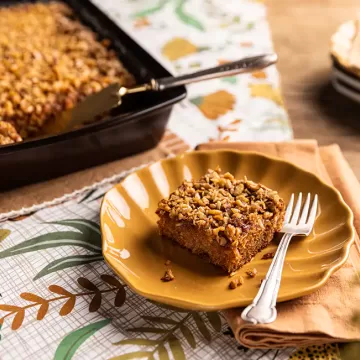 Bolo de maçã com farofa de coco