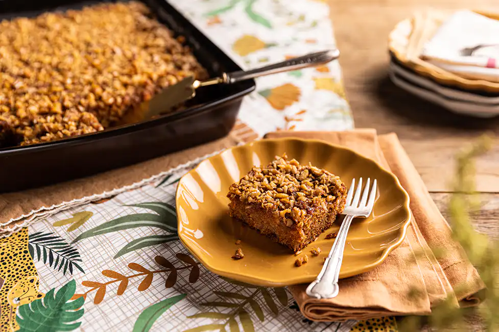 Bolo de maçã com farofa de coco