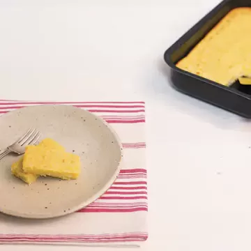 Bolo de mandioca cremoso com calda de coco