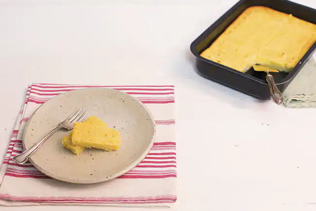 Bolo de mandioca cremoso com calda de coco