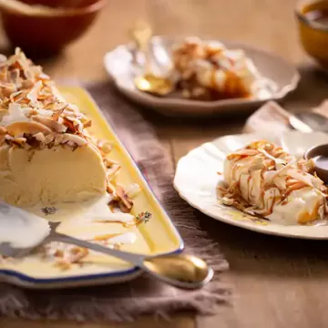 Bolo de sorvete com calda de caramelo