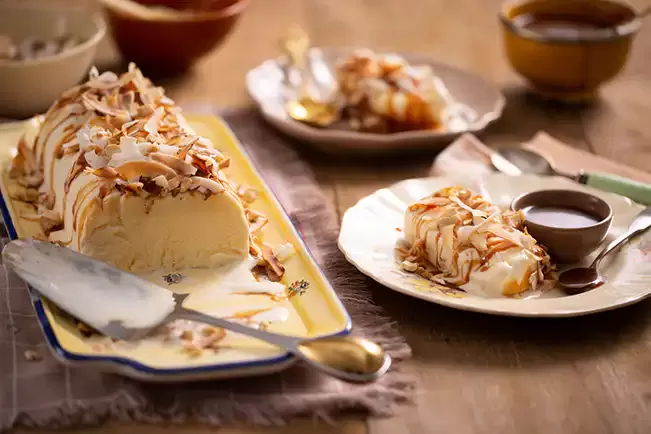 Receita de Bolo de sorvete com calda de caramelo