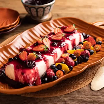 Bolo de sorvete com calda de frutas vermelhas