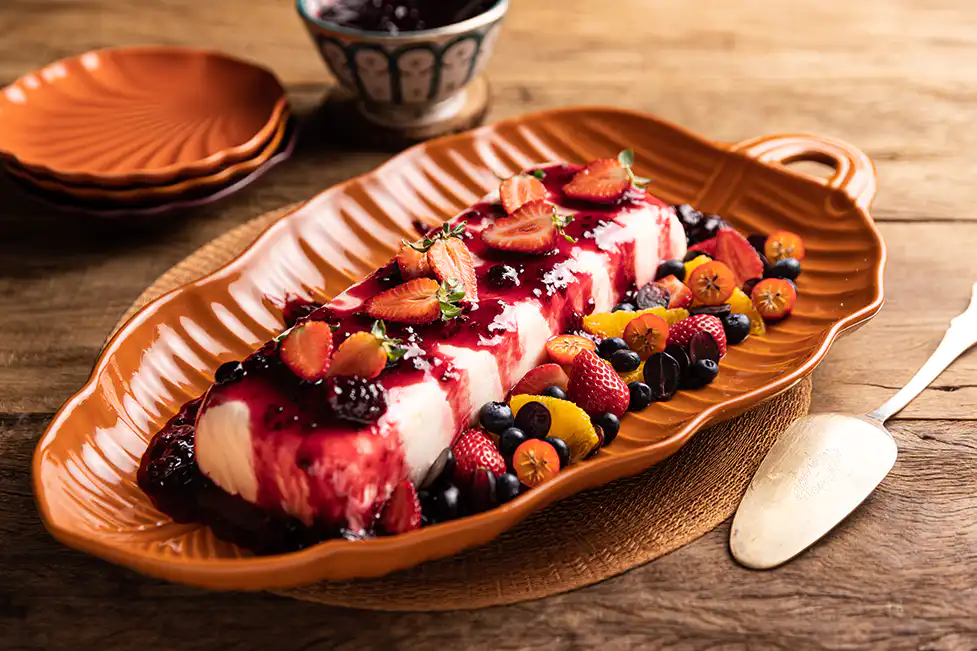 Bolo de sorvete com calda de frutas vermelhas