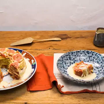 Bolo gelado de figo com creme inglês