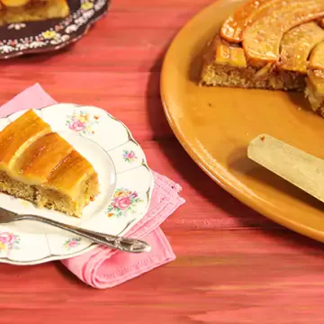 Bolo perfeito de banana caramelada