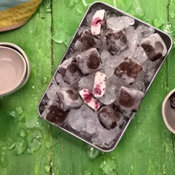 Bombom de sorvete de iogurte com framboesa
