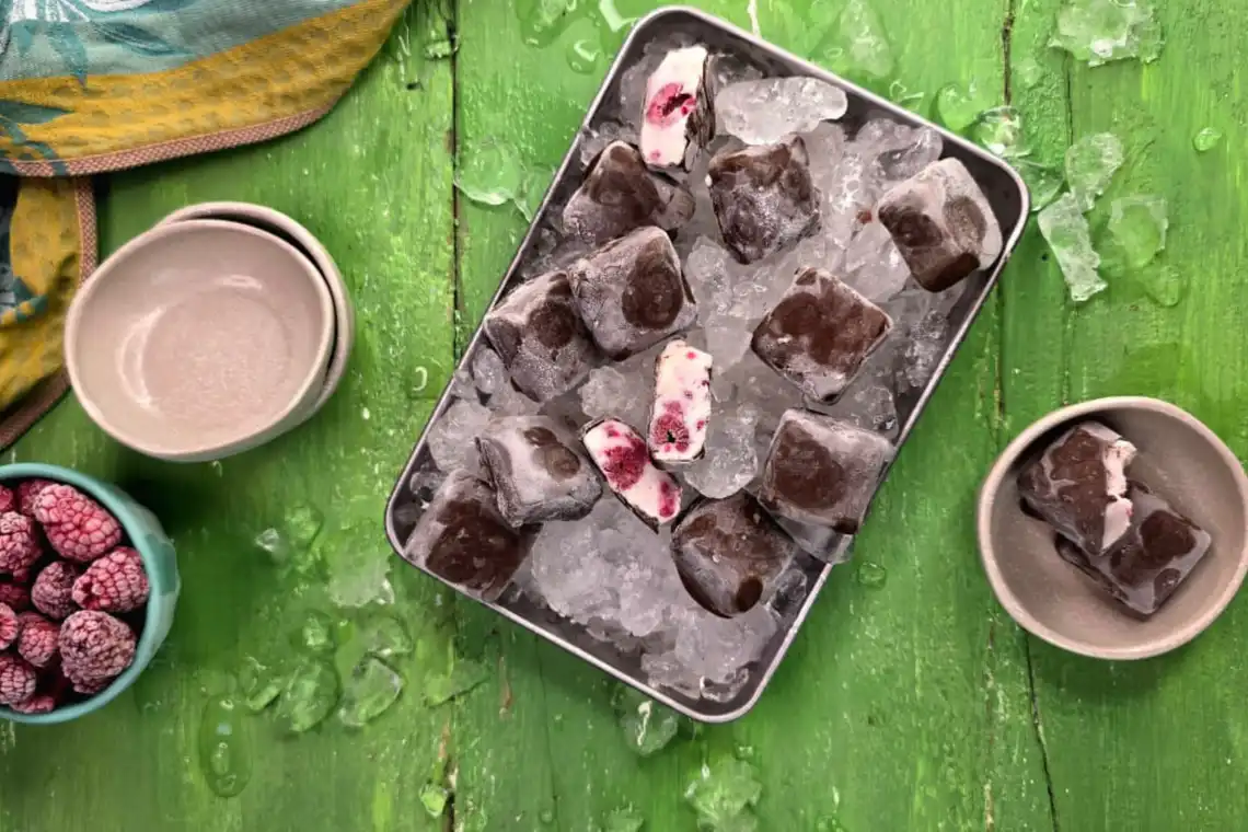 Bombom de sorvete de iogurte com framboesa