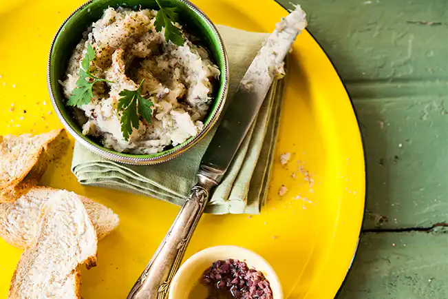 Brandade de bacalhau com tapenade de azeitonas