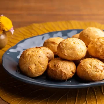 Broa de fubá com queijo