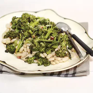 Brócolis assado com bacon e feijão-branco