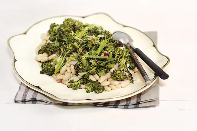 Brócolis assado com bacon e feijão-branco