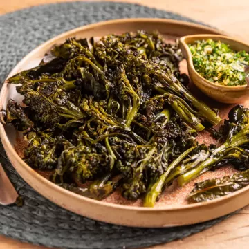 Brócolis assado com gremolata
