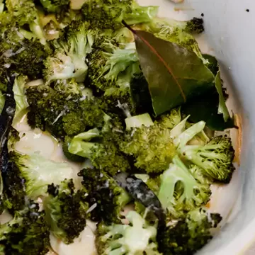 Brócolis assado com parmesão