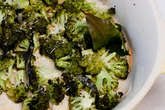 Brócolis assado com parmesão