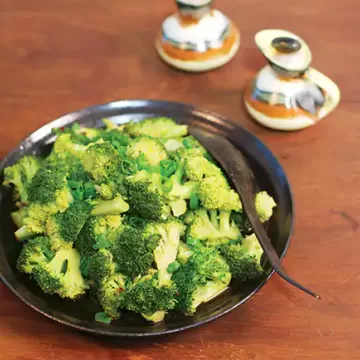 Brócolis no vapor com molho de shoyu