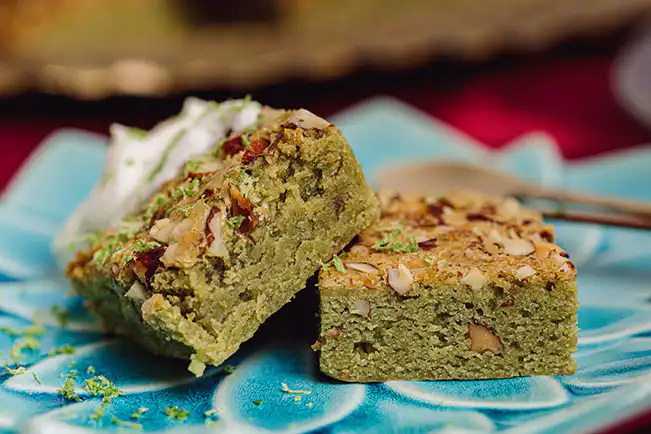 Brownie de chocolate branco com matcha