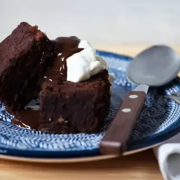 Brownie rústico com cardamomo