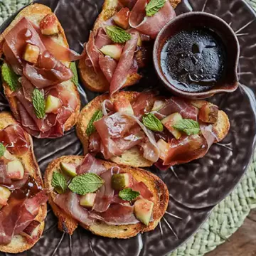 Bruschetta de presunto cru com figo