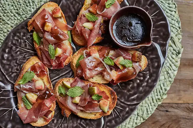 Receita de Bruschetta de presunto cru com figo