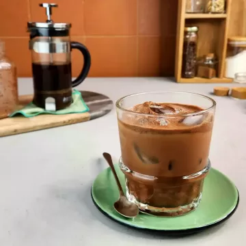Café gelado com cacau e especiarias