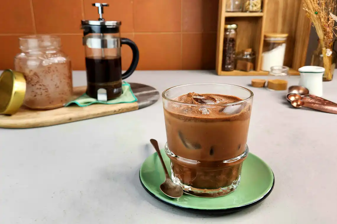 Café gelado com cacau e especiarias
