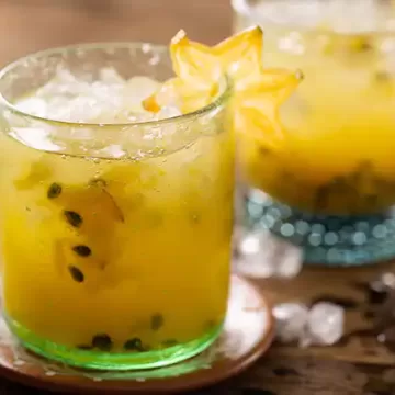 Caipirinha de carambola e maracujá