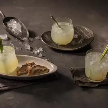 Caipirinha de limão com capim-cidreira