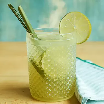 Caipirinha de limão com capim-santo
