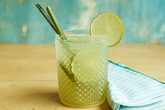 Caipirinha de limão com capim-santo