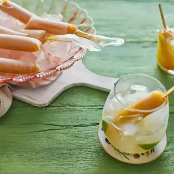 Caipirinha de limão com picolé de manga